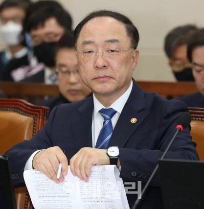 9.1조 재난지원금 세출구조조정…공무원 인건비 동결 검토