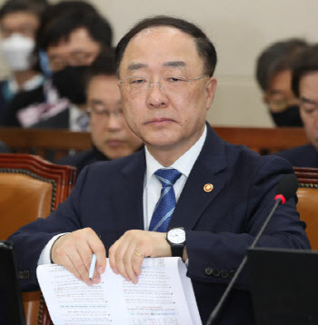 9.1조 재난지원금 세출구조조정…공무원 인건비 동결 검토