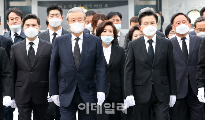 총선 앞두고 현충탑 참배 마친 미래통합당                                                                                                                                                           