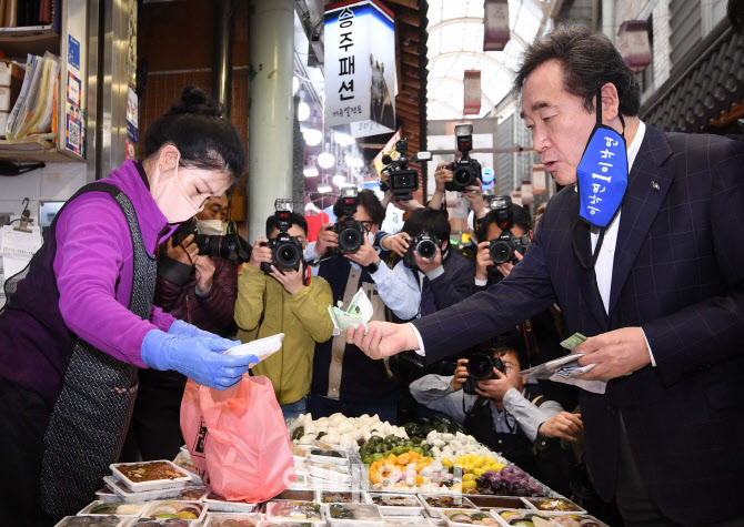 [포토]수원 못골시장 방문한 이낙연 위원장