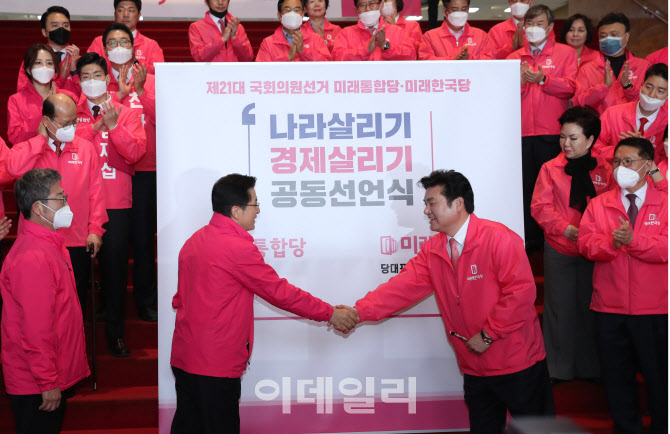 '악수하는 황교안-원유철'                                                                                                                                                                