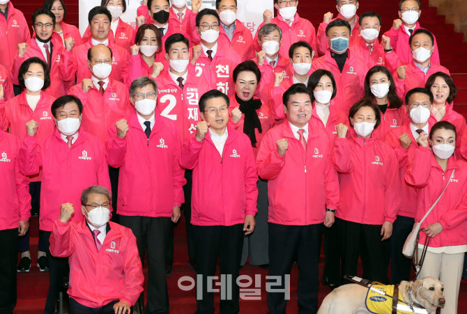 '함께 구호외치는 미래통합당-미래한국당'                                                                                                                                                 