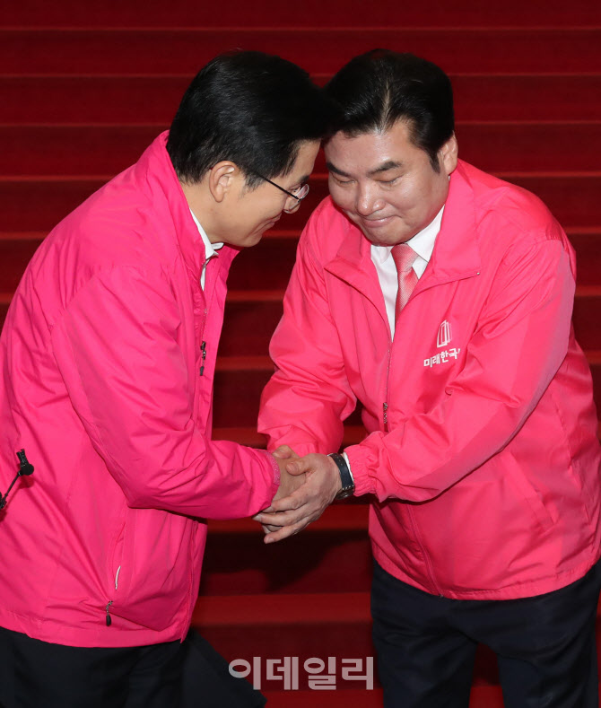 '손 맞잡은 황교안-원유철'                                                                                                                                                               