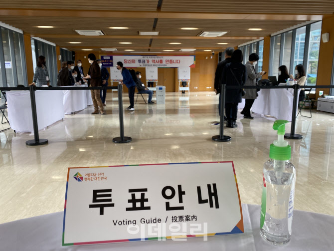 [르포]"소중한 한표 행사해야죠" 재외국민투표장 찾은 마스크 행렬