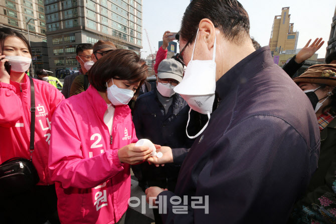 [포토]인사 대신 손소독제 뿌려주는 나경원 후보