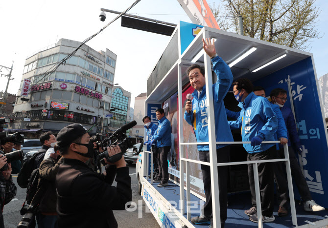 '유세차량에 오른 이낙연 후보'                                                                                                                                                           