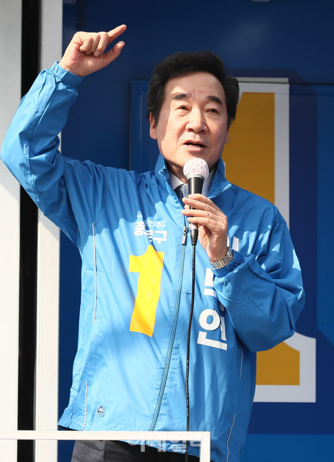 '경복궁역 앞에서 지지 호소하는 이낙연'                                                                                                                                                  