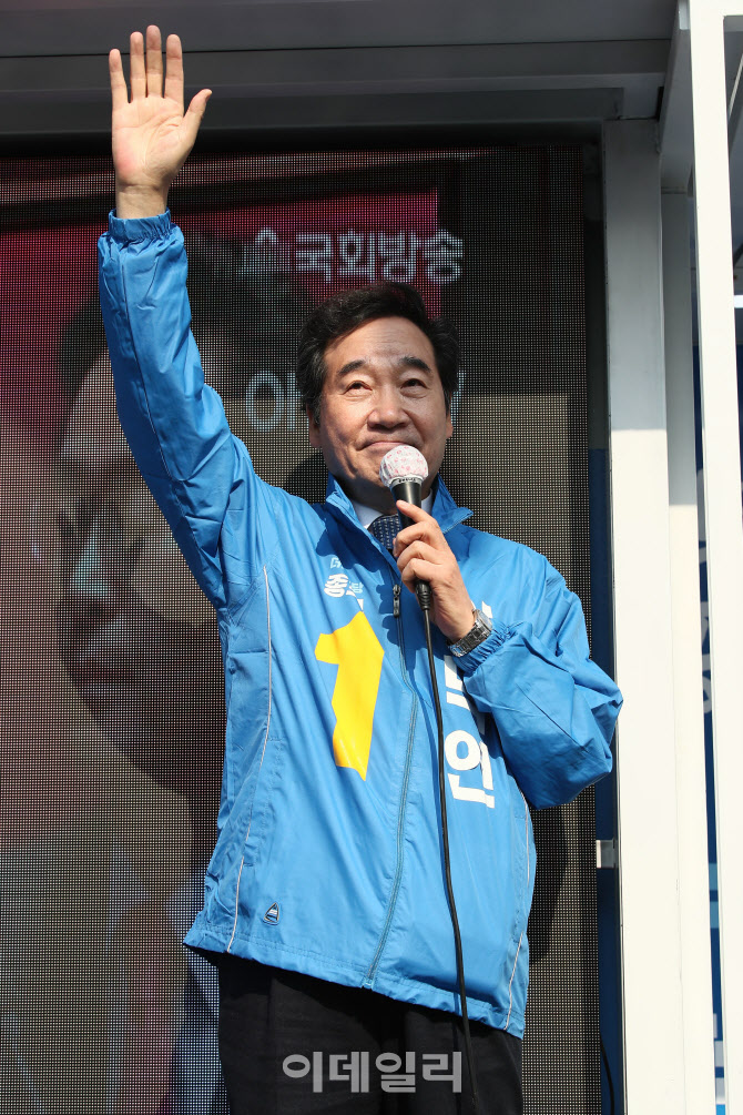 '손 들어 인사하는 이낙연'                                                                                                                                                               