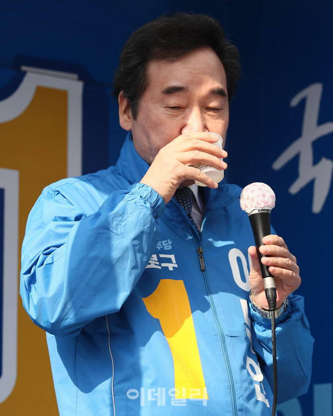 '물 마시는 이낙연'                                                                                                                                                                      