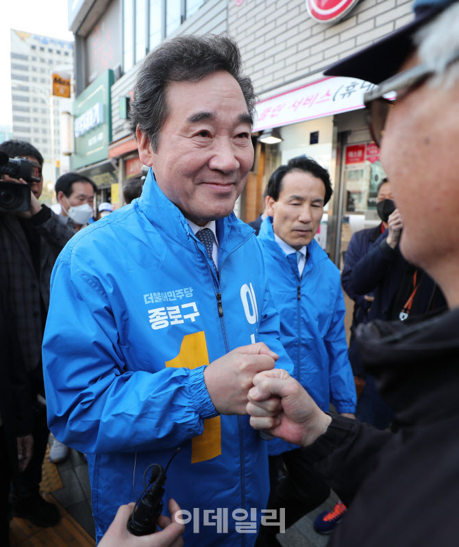 이낙연, '시민들과 주먹인사'                                                                                                                                                             