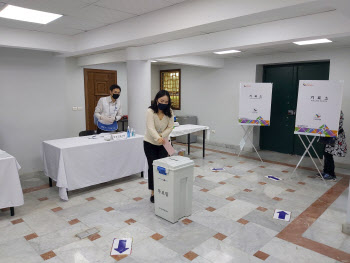 '코로나19'에 재외국민 절반 이상 투표 못 한다