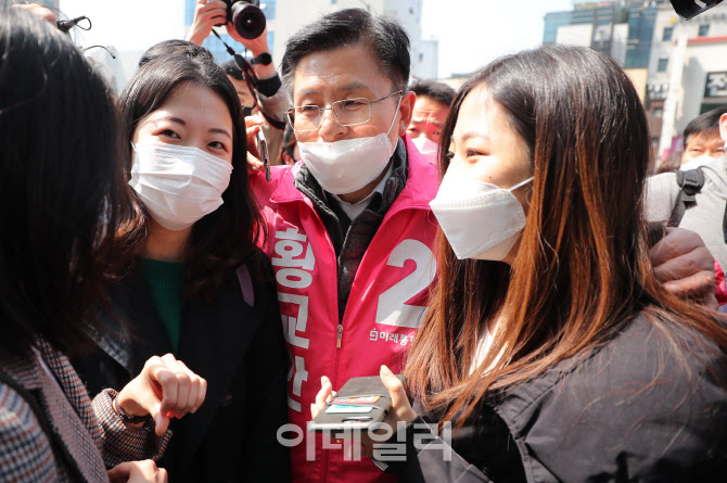 '창신동에서 시민들 목소리 듣는 황교안'                                                                                                                                                  