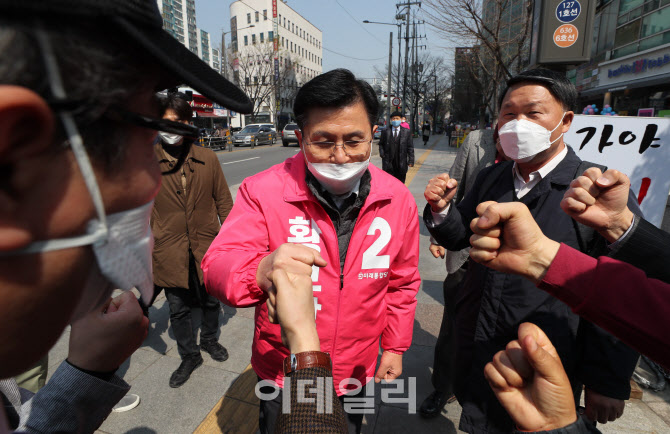 '주먹인사 나누는 황교안'                                                                                                                                                                