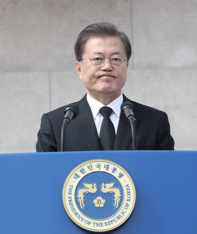 文대통령 "2022년까지 예비군 훈련보상비 인상할 것"