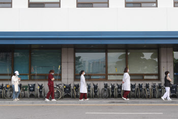 또 집단감염…고강도 사회적 거리 두기 연장 '만지작'(종합)