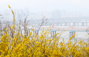 내일(4일) 하늘 맑다는 '청명', 중국發 황사에 중부·남부지역 미세먼지 '나쁨'