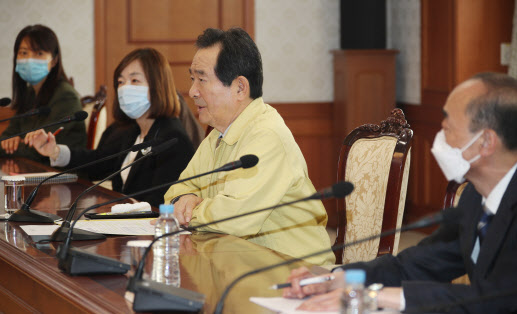 정세균 총리, '사회적 거리두기' 지속여부 결정 전문가 의견 청취