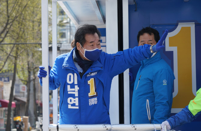 선거운동 첫 주말..이낙연 "미워하지 않겠다" vs 황교안 "미워한다"(종합)