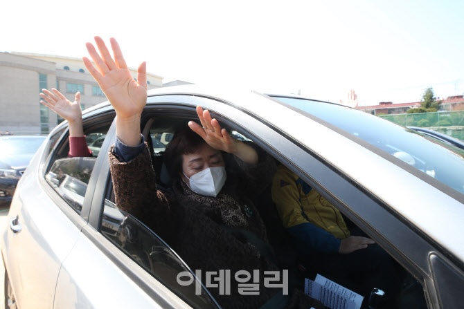 코로나19 예방을 위해 차 안에서 주일예배                                                                                                                                                           