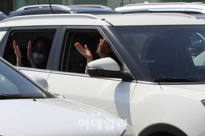 차 안에서 박수 치는 신도들                                                                                                                                                                        