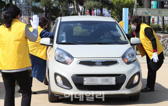 주일예배, 교회가 아닌 운동장으로…                                                                                                                                                                