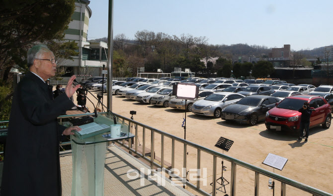 운동장에서 펼쳐지는 주일예배                                                                                                                                                                      