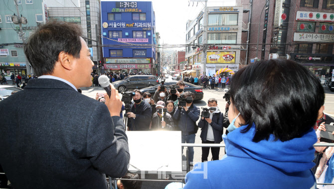 남성역에서 이수진 지원나선 임종석                                                                                                                                                                 
