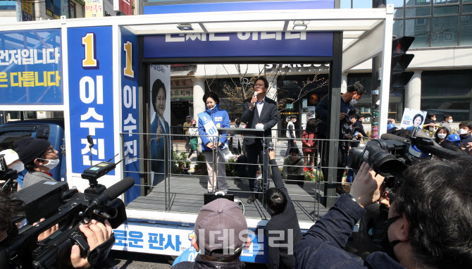 지원유세 나선 임종석 전 비서실장                                                                                                                                                                  