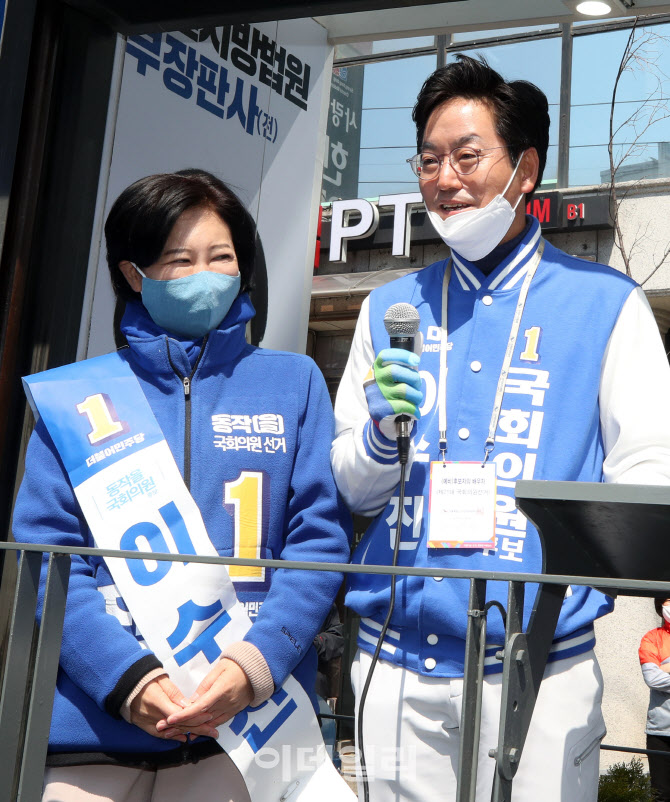 아내 선거유세 돕는 남편 강동근씨                                                                                                                                                                  
