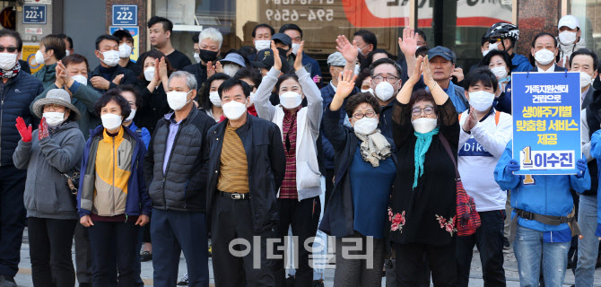 선거유세 지켜보는 유권자들                                                                                                                                                                        