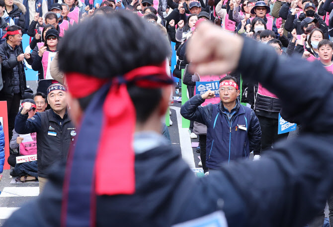 [여야 정책대결] 총선 노동공약… ‘기업’ 없는 與, ‘반대’만 있는 野