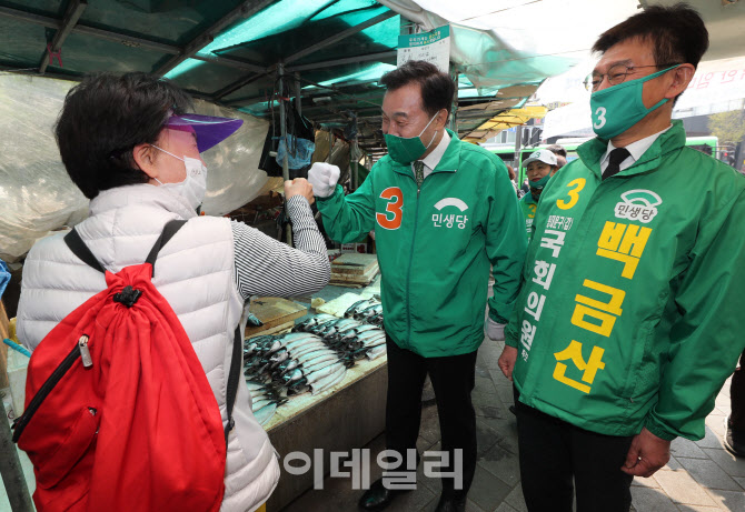 [포토]손학규, '경동시장에서 백금산 후보 지원'