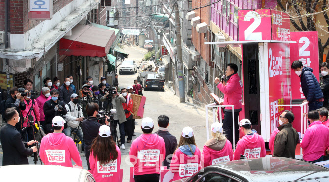 황교안 미래통합당 종로구 후보, 창신동 봉제공장에서 지지 호소                                                                                                                                      