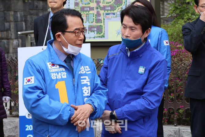 대화하는 이인영 공동선대위원장-김성곤 강남갑 후보                                                                                                                                                 