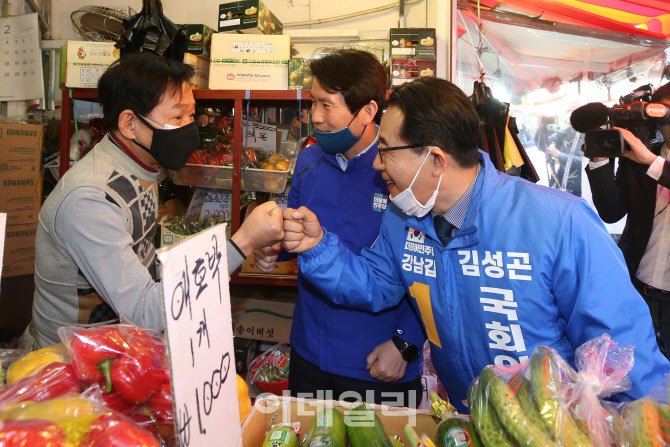[포토]도곡시장 상인들과 인사하는 김성곤 후보