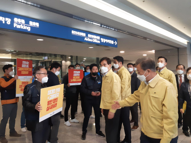 민노총, 文대통령에게 "인천공항 노동자 해고금지 요구"