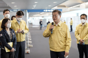 질본 이어 인천공항 깜짝방문..文대통령 “해외감염 증가..역할 중요”(종합)