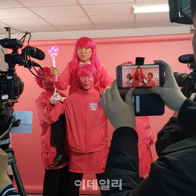 [포토]핑크 가발 쓰고 요술봉 든 염동열 선대위원장
