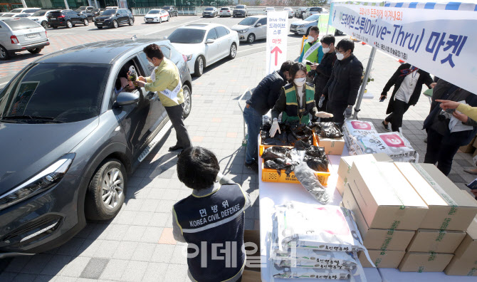 '드라이브스루 마켓'으로 코로나19 피해 농민 돕기 나선 용인시                                                                                                                             