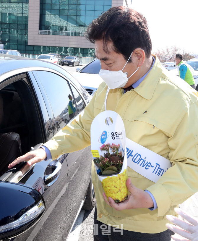 꽃 전달하는 백군기 용인시장                                                                                                                                                                       