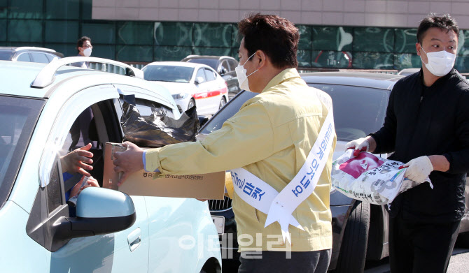 지역농산물 시민들에게 직접 판매하는 백군기 용인시장                                                                                                                                               