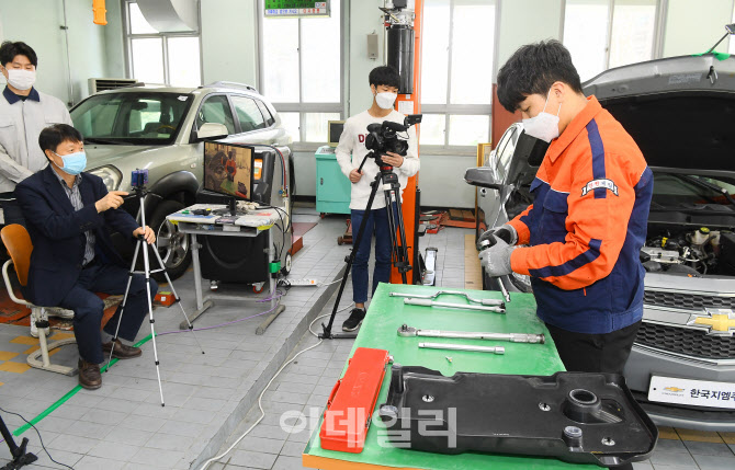 [포토]온라인 개학 하루 앞, '원격수업 준비하는 직업계고'