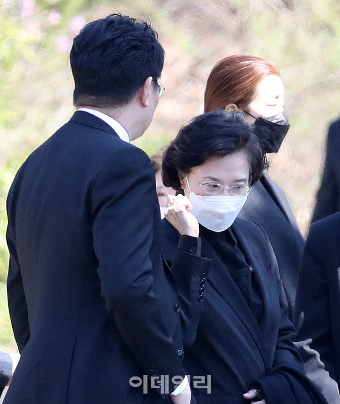 [포토]이야기 나누는 조원태 회장-이명희 전 이사장