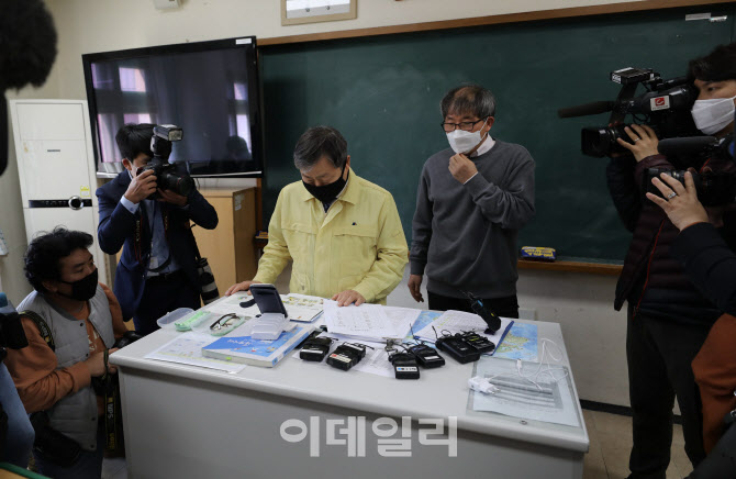 [포토]시각장애인 학생과 통화하는 박백범 차관