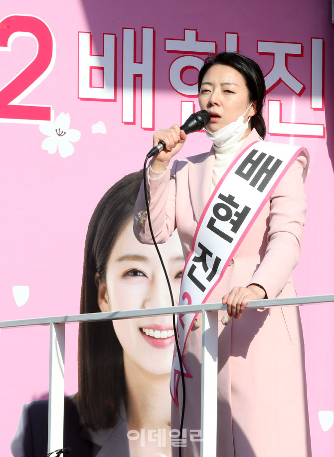 [포토]유권자에게 지지 호소하는 배현진 후보