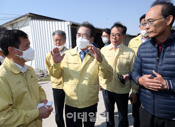 [포토] 배 생산농가 방문한 이성희 농협회장