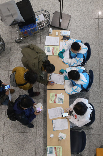 뒤늦은 '상호주의 원칙' 무사증 입국 중지…배경은?