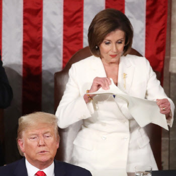 美실업대란 속…트럼프 "300조 추가투입"·펠로시 "600조는 돼야"