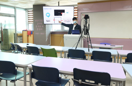 온라인개학에 퇴근·주말 반납…지원부족에 교사들 `고군분투`