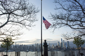 코로나19 사망자 9·11 테러 '2배'…반기로 조의 표한 뉴욕